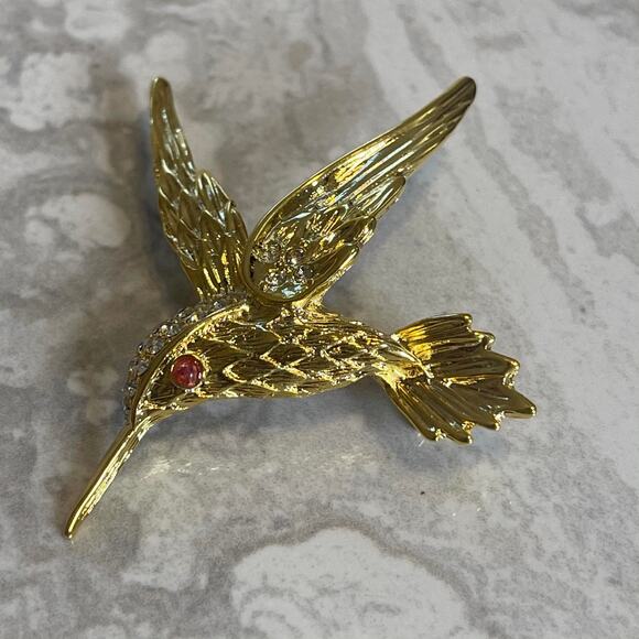 Hummingbird gold toned pin brooch pink eye rhinestone detail - Picture 2 of 12
